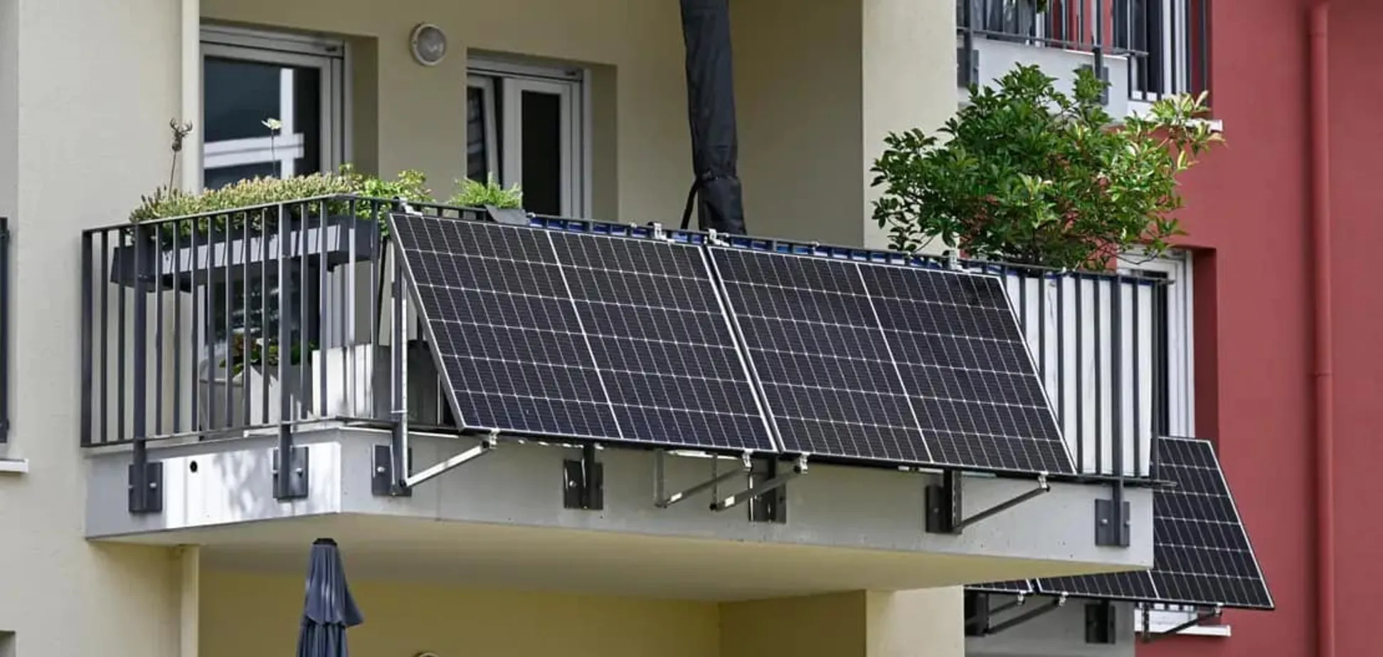 Panneaux solaires en milieu urbain : sur le toit d’un immeuble de grande hauteur ou sur un balcon
